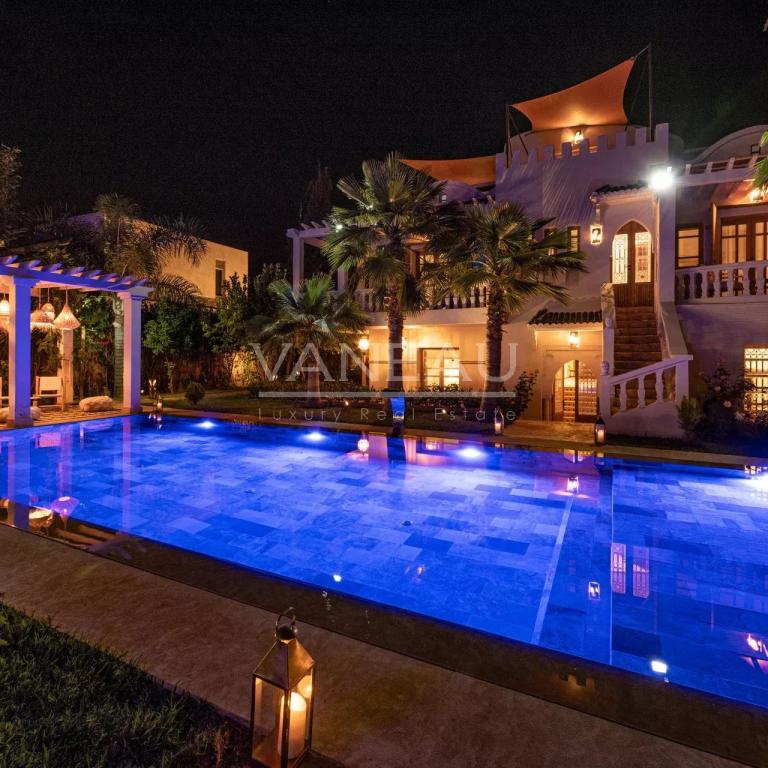 VILLA DE MAITRE SUR GOLF À VENDRE