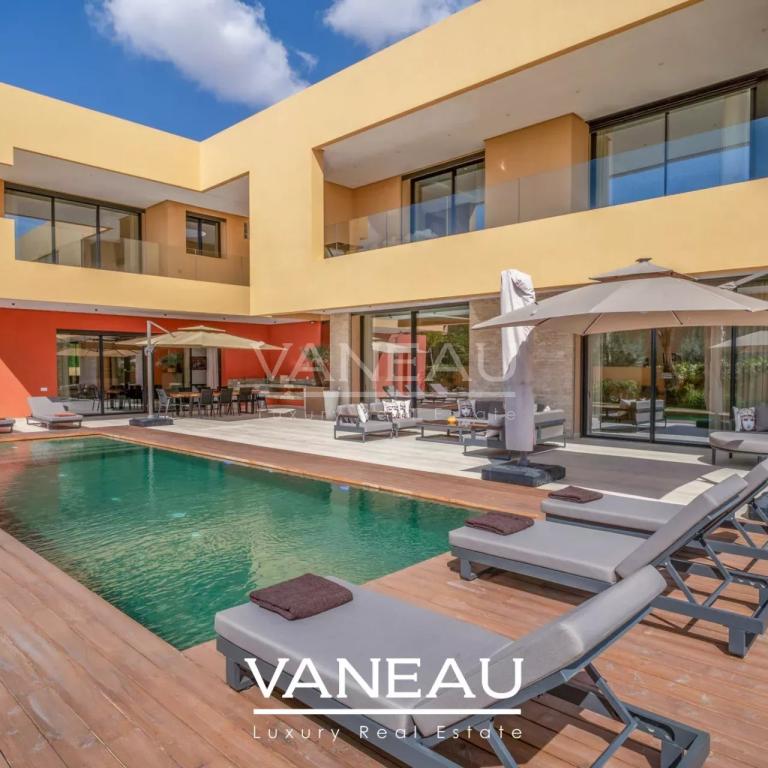 ***VILLA D'EXCEPTION DE 850m² SUR GOLF***