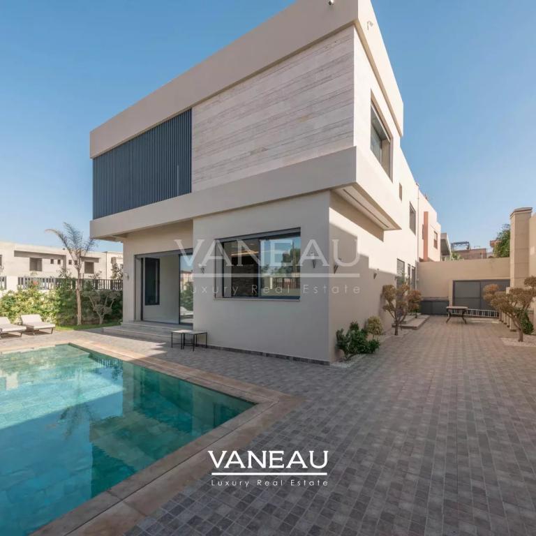**À Vendre : Villa Spacieuse avec 5 Chambres à Marrakech**