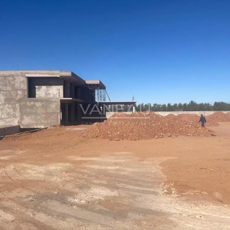 ***Route Ouarzazate Terrain de 2,7 hectare avec permis de constr