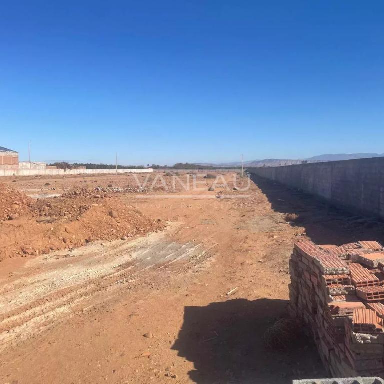 ***Route Ouarzazate Terrain de 2,7 hectare avec permis de constr