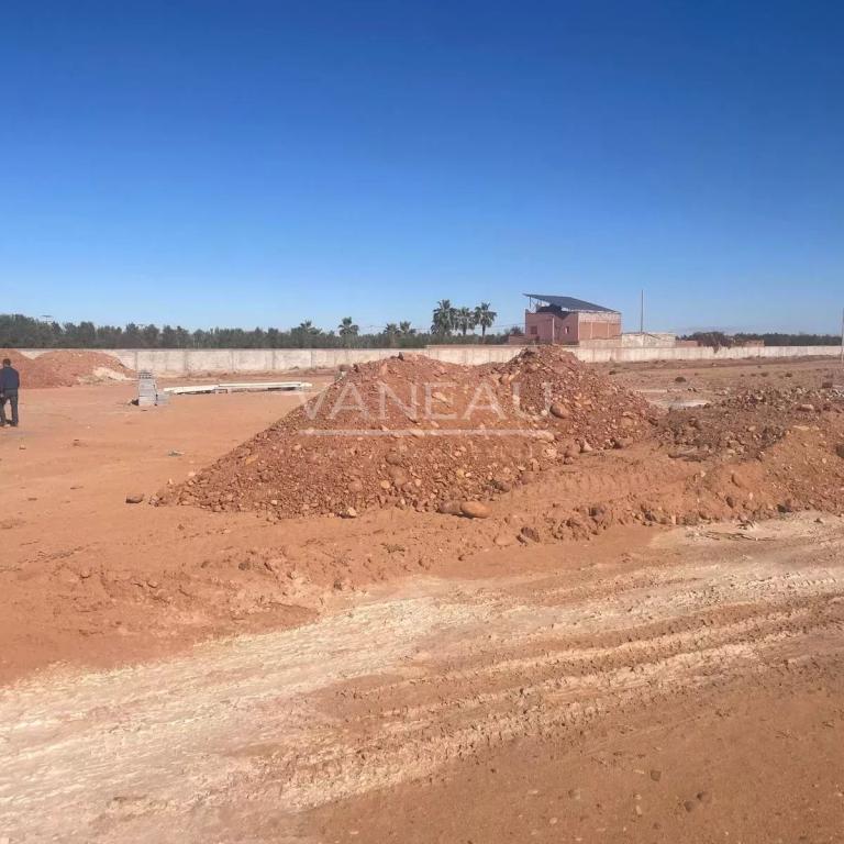 ***Route Ouarzazate Terrain de 2,7 hectare avec permis de constr