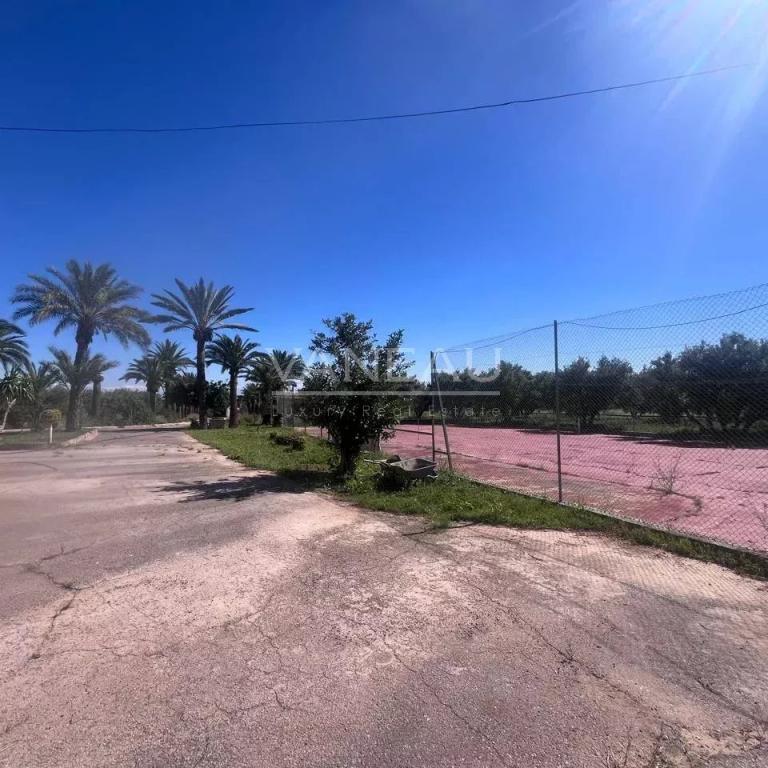 Terrain de 4,9 hectares avec villas et piscine.