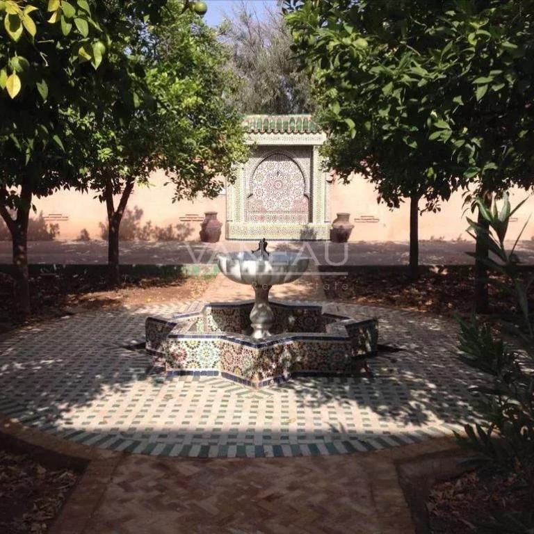 Terrain de 4,9 hectares avec villas et piscine.