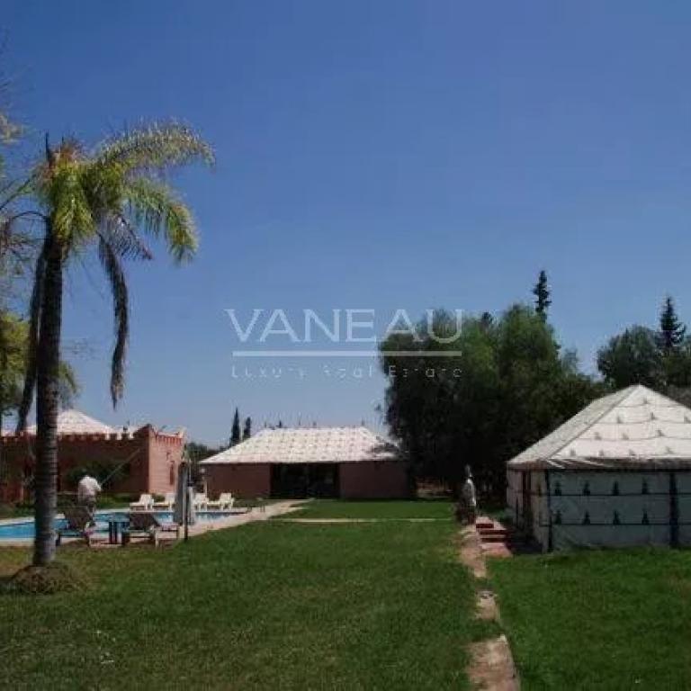 Terrain de 4,9 hectares avec villas et piscine.