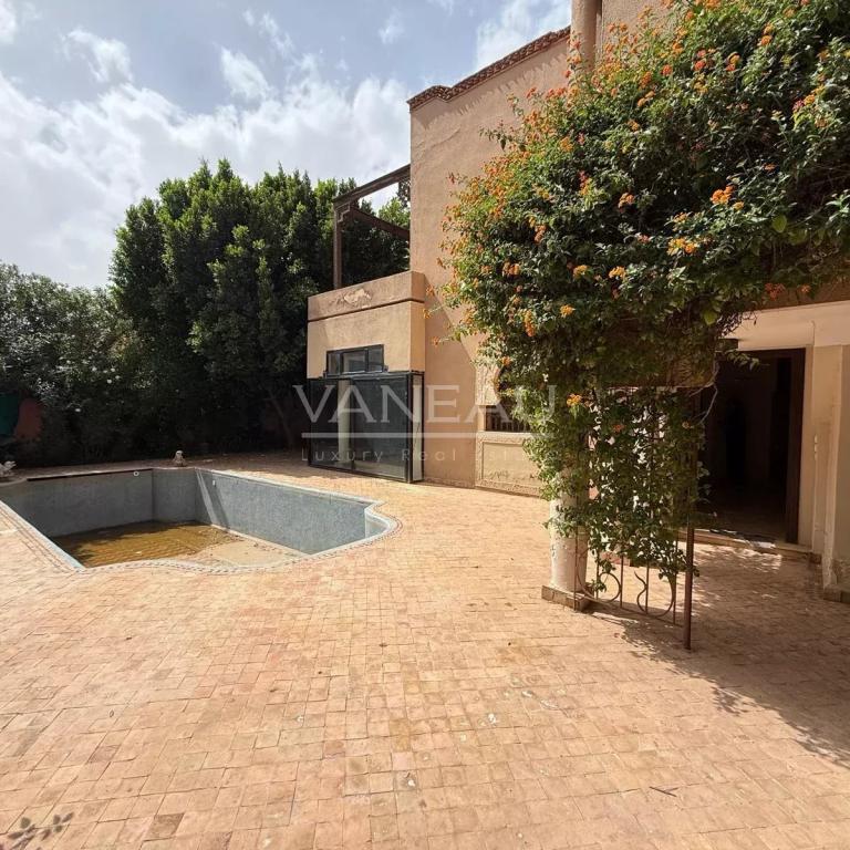 ****Villa dans résidence route de Fes***