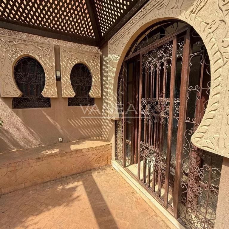 ****Villa dans résidence route de Fes***