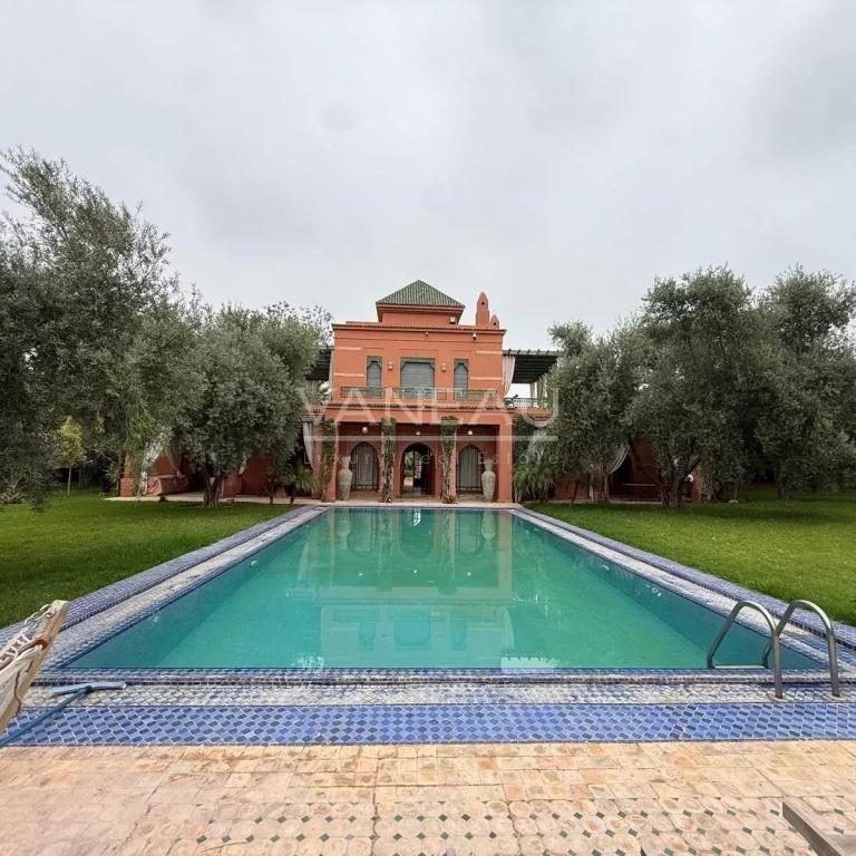 ****Villa rÃ©novÃ©e au cÅ“ur de la Palmeraie***