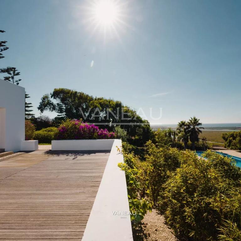 ***Maisons face à la lagune avec piscine***