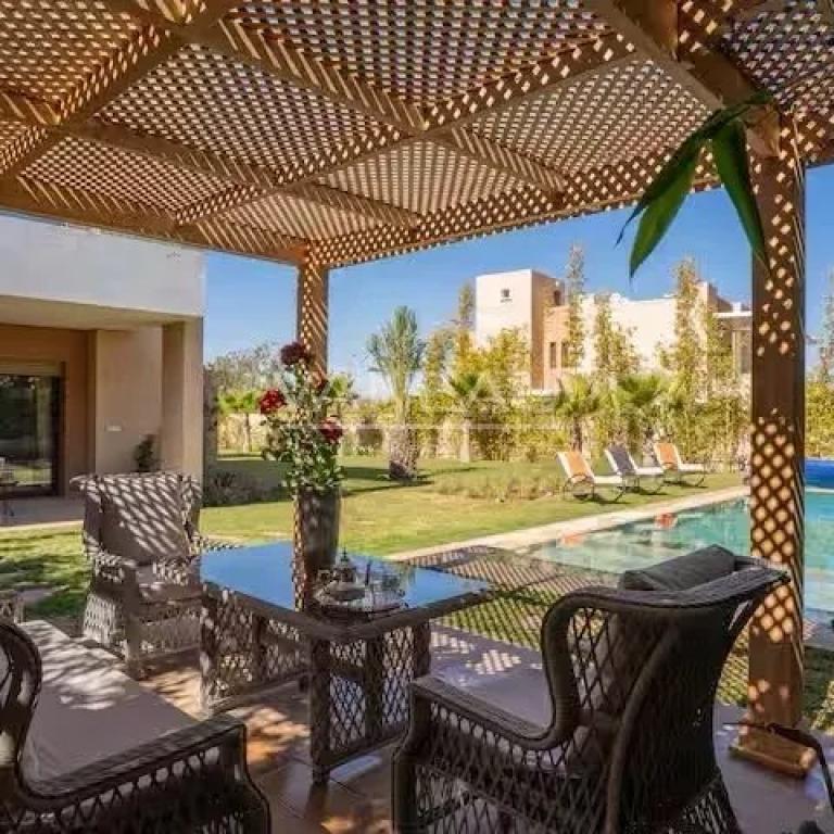 Villa d’exception au cœur du golf avec grand jardin, piscine et vue imprenable sur les montagnes