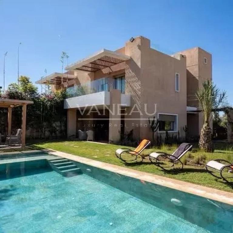 Villa d’exception au cœur du golf avec grand jardin, piscine et vue imprenable sur les montagnes