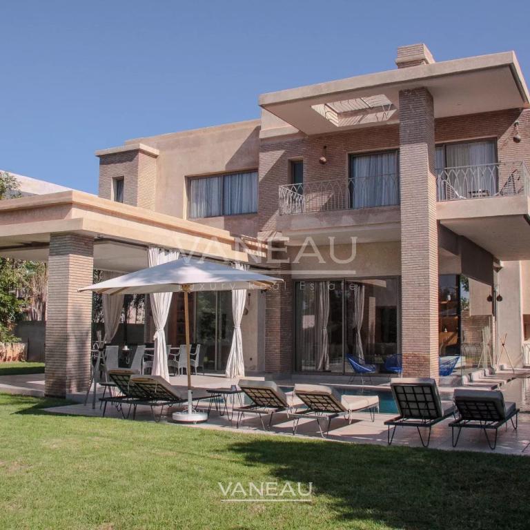 Villa contemporaine isolée collée au golf d'Amelkis