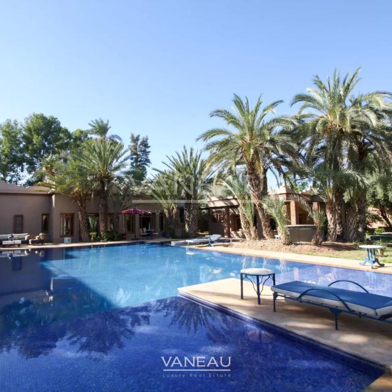 VILLA ARABO-ANDALOUS À VENDRE DANS LA PALMERAIE DE MARRAKECH