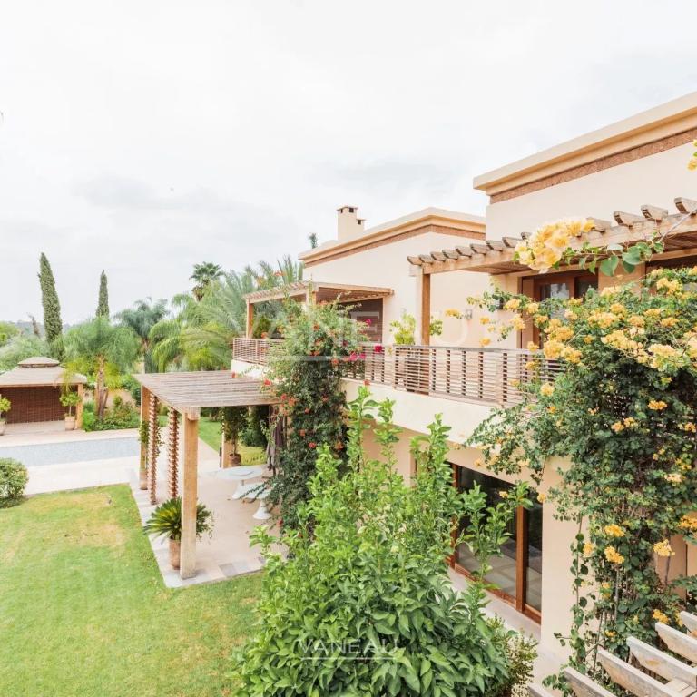 Superbe Villa Contemporaine Front de Golf
