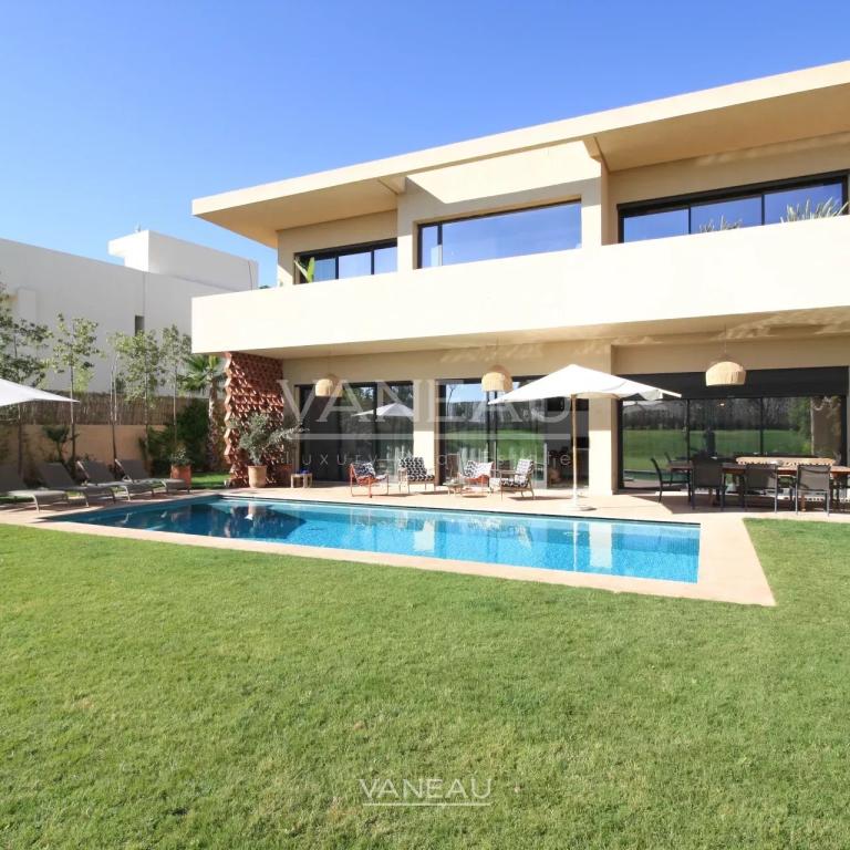 SOMPTUEUSE VILLA EN PREMIÈRE LIGNE DE GOLF À VENDRE