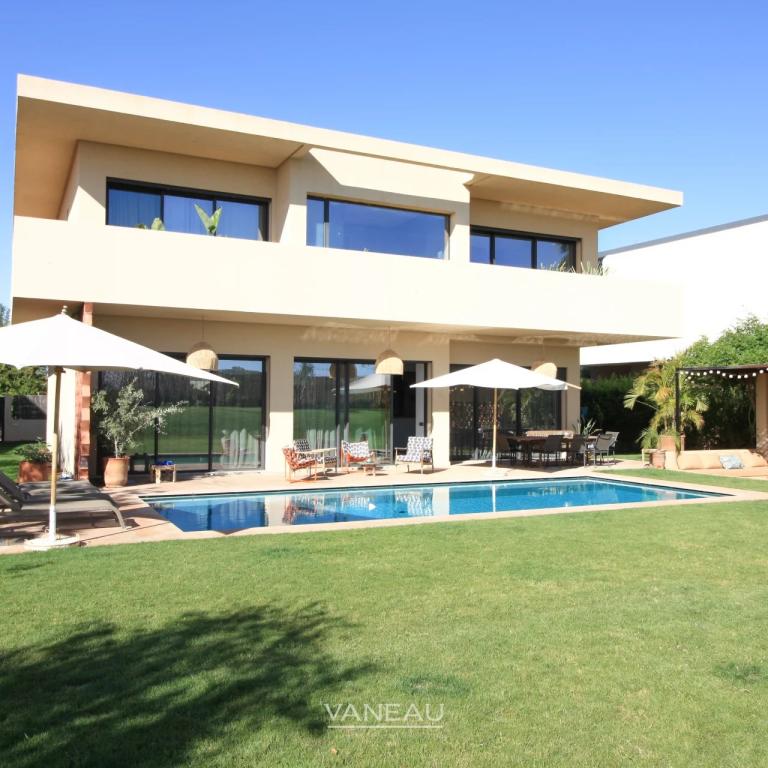 SOMPTUEUSE VILLA EN PREMIÈRE LIGNE DE GOLF À VENDRE