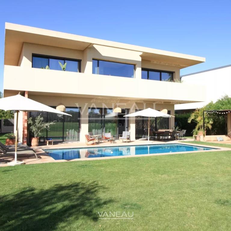 SOMPTUEUSE VILLA EN PREMIÈRE LIGNE DE GOLF À VENDRE