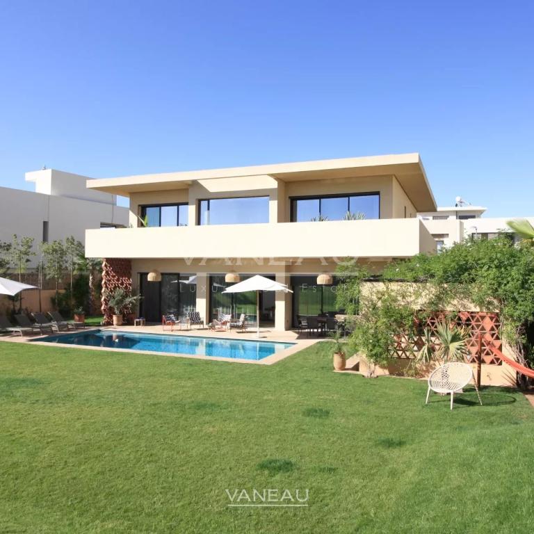 SOMPTUEUSE VILLA EN PREMIÈRE LIGNE DE GOLF À VENDRE