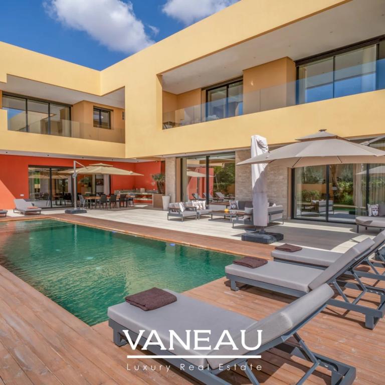 ***VILLA D'EXCEPTION DE 850m² SUR GOLF***