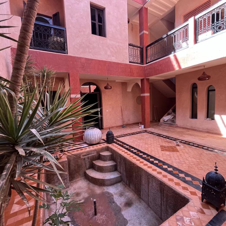 Grand riad en cour de rénovation Larousse/ Bab Doukala