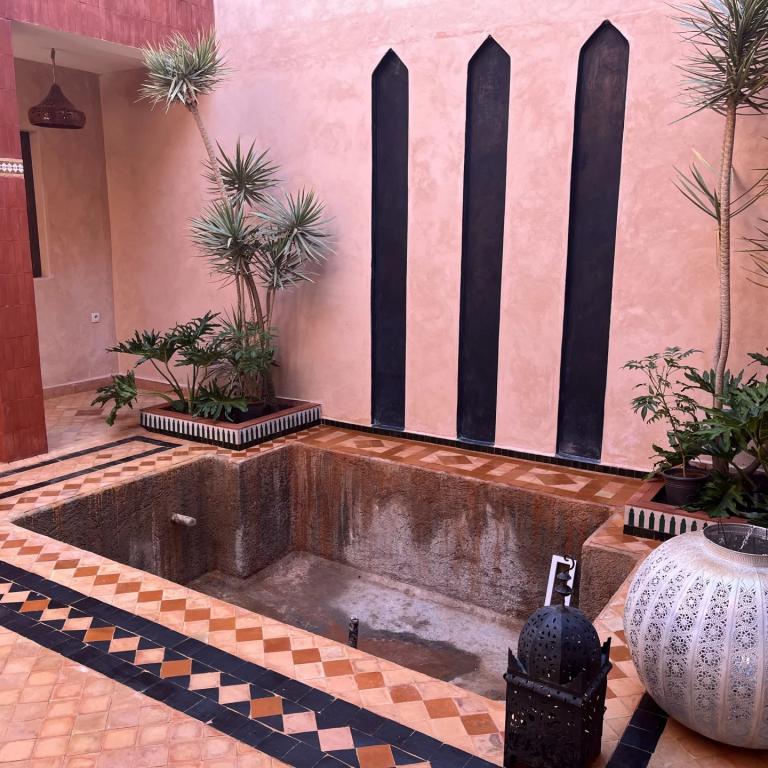 Grand riad en cour de rénovation Larousse/ Bab Doukala