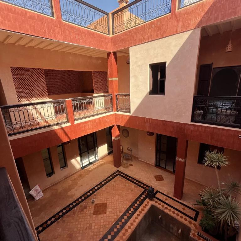 Grand riad en cour de rénovation Larousse/ Bab Doukala