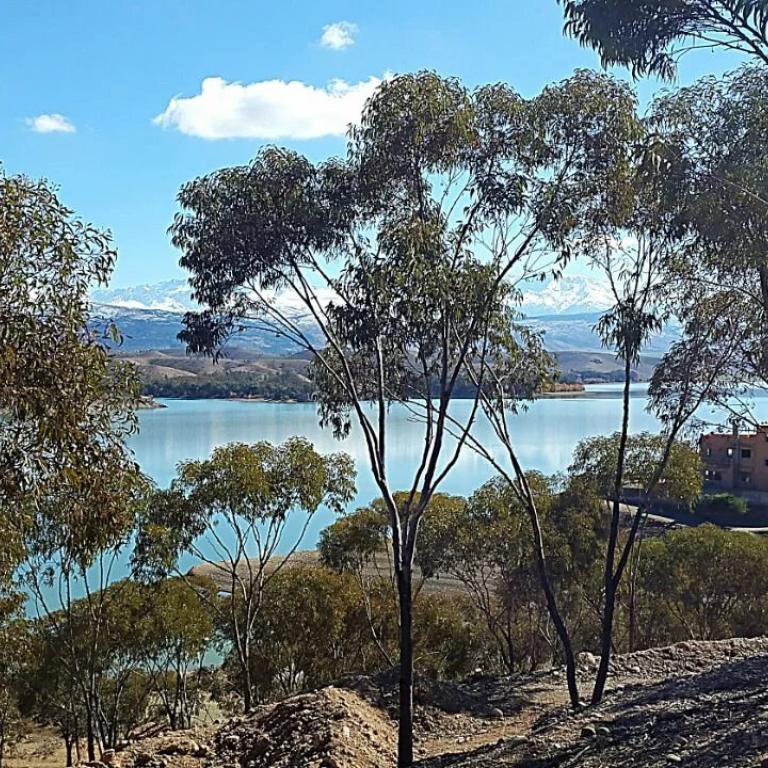 ****Terrain constructible au pied du lac Takerkoust****