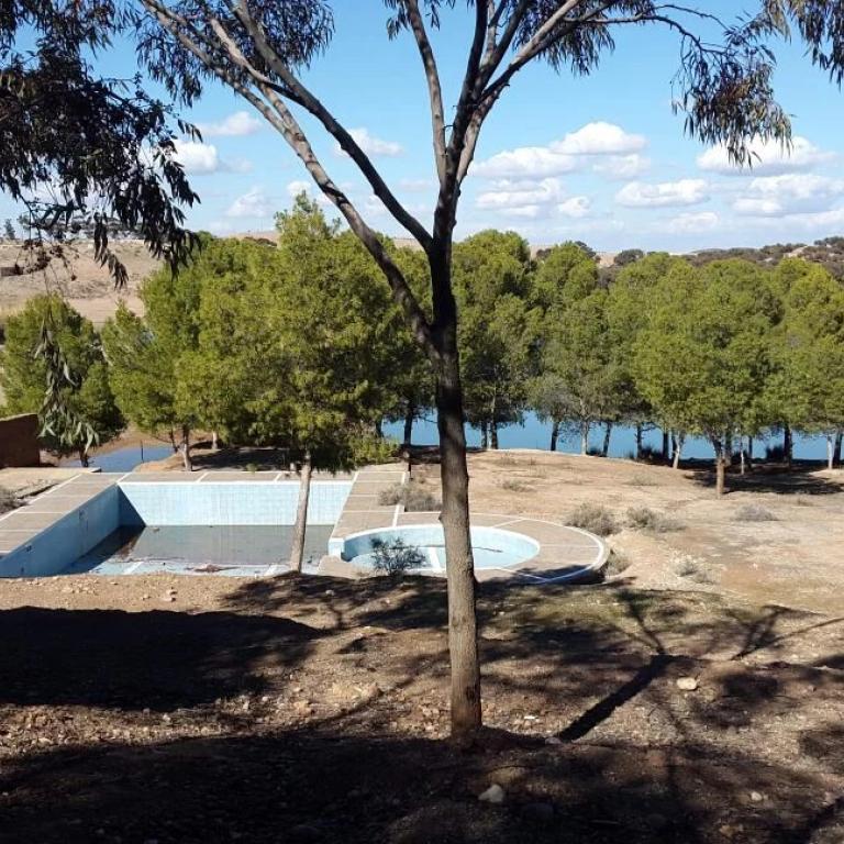 ****Terrain constructible au pied du lac Takerkoust****