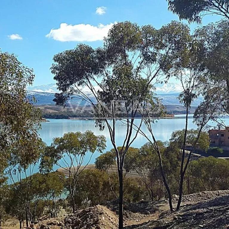 ****Terrain constructible au pied du lac Takerkoust****