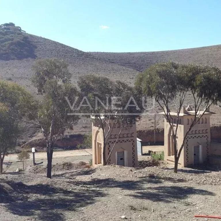 ****Terrain constructible au pied du lac Takerkoust****