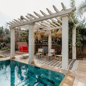 VILLA DE MAITRE SUR GOLF À VENDRE