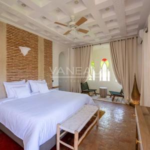 VILLA DE MAITRE SUR GOLF À VENDRE