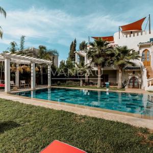 VILLA DE MAITRE SUR GOLF À VENDRE