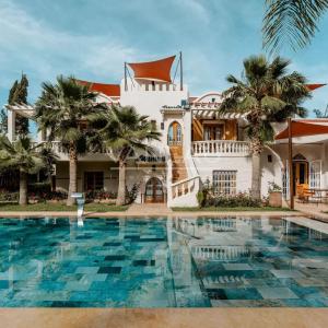 VILLA DE MAITRE SUR GOLF À VENDRE
