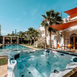 VILLA DE MAITRE SUR GOLF À VENDRE