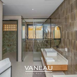 ***VILLA D'EXCEPTION DE 850m² SUR GOLF***