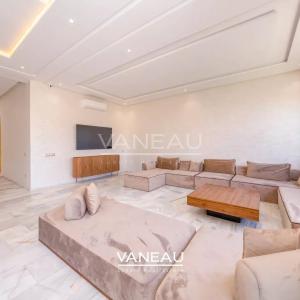 **À Vendre : Villa Spacieuse avec 5 Chambres à Marrakech**