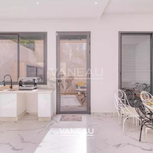 **À Vendre : Villa Spacieuse avec 5 Chambres à Marrakech**