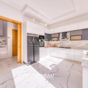 **À Vendre : Villa Spacieuse avec 5 Chambres à Marrakech**