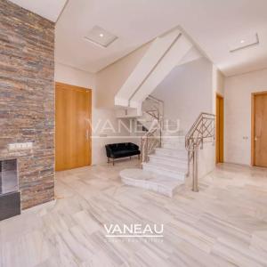 **À Vendre : Villa Spacieuse avec 5 Chambres à Marrakech**