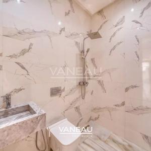 **À Vendre : Villa Spacieuse avec 5 Chambres à Marrakech**