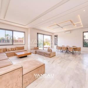 **À Vendre : Villa Spacieuse avec 5 Chambres à Marrakech**