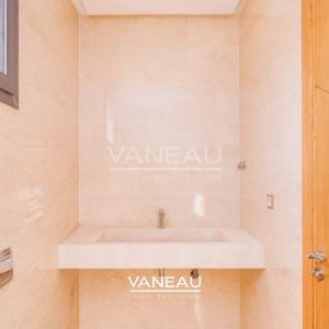 **À Vendre : Villa Spacieuse avec 5 Chambres à Marrakech**