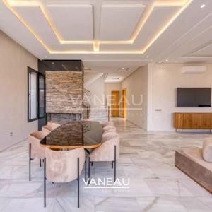 **À Vendre : Villa Spacieuse avec 5 Chambres à Marrakech**