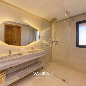 **À Vendre : Villa Moderne de 385 m² sur Golf à Marrakech**