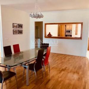 **À Vendre : Maison d’Exception au Bord du Lac de Lalla Takerkou