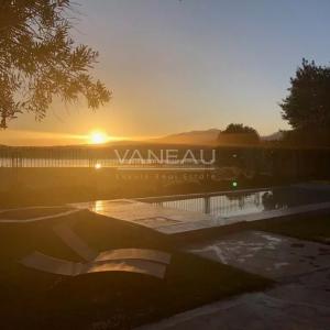 **À Vendre : Maison d’Exception au Bord du Lac de Lalla Takerkou