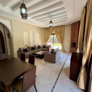 Jolie villa 3 chambres route de Fes avec piscine