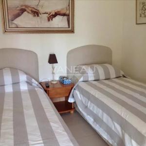 Terrain de 4,9 hectares avec villas et piscine.