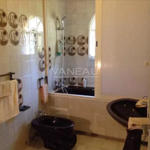 Terrain de 4,9 hectares avec villas et piscine.